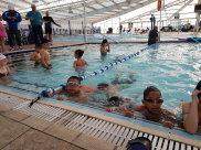 بالصور: المركز الجماهيري بيافا يفتتح دورة السباحة للاطفال وسط اقبال كبير 